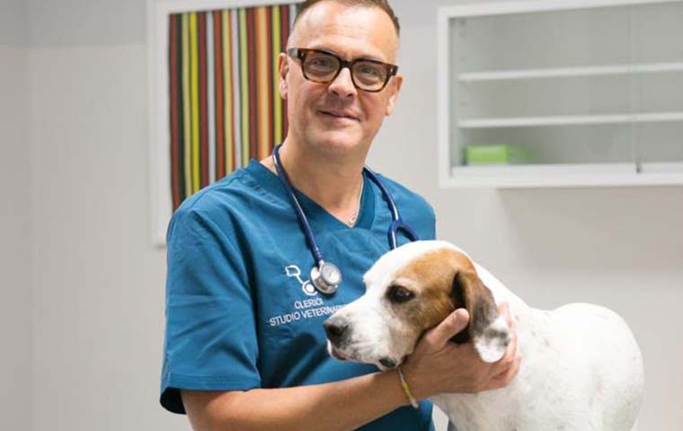 Dott. Raffaele Clerici, medico veterinario a Verbania, con un cane in braccio